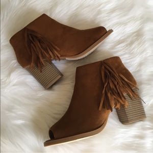 〰PM Editor Share〰•Fringe Ankle Booties•